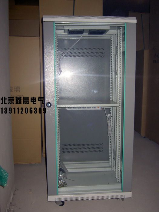 XC-1網(wǎng)絡(luò)服務(wù)器機(jī)柜。3.jpg